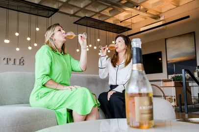 CAXIAS DO SUL, RS, BRASIL, 11/12/2024. Queridinho das celebrações: últimos meses do ano concentram quase metade das vendas de espumantes em vinícolas da Serra. Na foto, as sócias da vinícola Amitié, Juciane Casagrande e Andreia Gentilini (verde) (Neimar De Cesero/Agência RBS)Indexador: Neimar De Cesero<!-- NICAID(15933817) -->