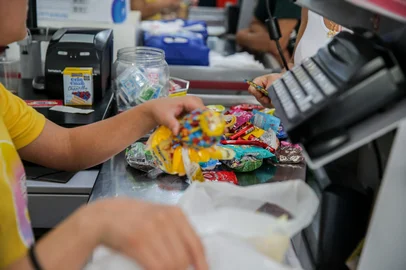CAXIAS DO SUL, RS, BRASIL, 30/03/2024. Procura por chocolates movimenta lojas especializadas e mercados de Caxias do Sul. A expectativa do Sindigêneros é de aumento de 4% nas vendas em relação ao mesmo período de 2023. (Neimar De Cesero/Agência RBS)<!-- NICAID(15721063) -->