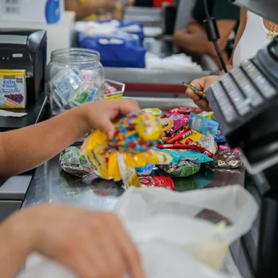 CAXIAS DO SUL, RS, BRASIL, 30/03/2024. Procura por chocolates movimenta lojas especializadas e mercados de Caxias do Sul. A expectativa do Sindigêneros é de aumento de 4% nas vendas em relação ao mesmo período de 2023. (Neimar De Cesero/Agência RBS)<!-- NICAID(15721063) -->