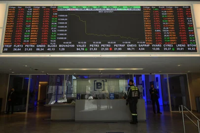 Nelson ALMEIDA / AFP An electronic board shows the index chart at the Sao Paulo Stock Exchange (B3) in Sao Paulo, Brazil, on February 22, 2021. - Shares in Brazilian state oil company Petrobras plunged more than 19 percent on February 22 after President Jair Bolsonaro changed the company's chief executive, fueling fears he will try to block further energy price hikes as he eyes re-election. (Photo by Nelson ALMEIDA / AFP)Editoria: FINLocal: Sao PauloIndexador: NELSON ALMEIDASecao: energy and resourceFonte: AFPFotógrafo: STF<!-- NICAID(14989621) -->
