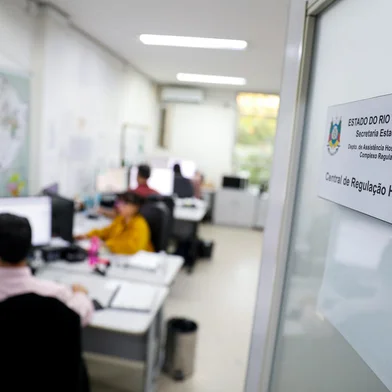 PORTO ALEGRE, RS, BRASIL, 16.08.2023: Como funciona a Central de Regulação de Leitos da Secretaria da Saúde do Estado. Foto: Camila Hermes/Agencia RBS<!-- NICAID(15512206) -->