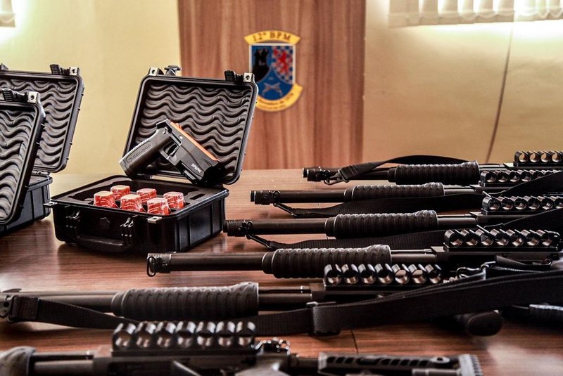 O 12° Batalhão de Polícia Militar (12°BPM) de Caxias do Sul recebeu na tarde de terça-feira (07), dez novas espingardas calibre 12 com recursos do Programa de Incentivo ao Aparelhamento da Segurança Pública (Piseg). Anteriormente, no dia 24 de janeiro, os policias já haviam sido contemplados  19 armas de condutibilidade elétrica com verba do mesmo programa. <!-- NICAID(15343908) -->