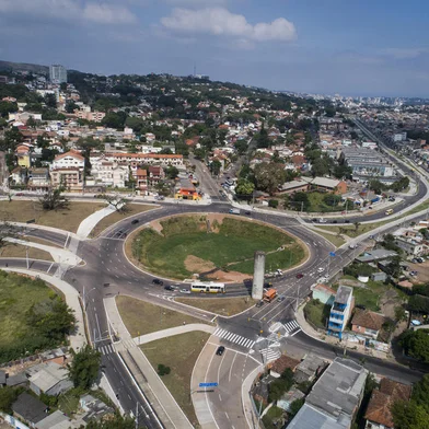 Porto Alegre, RS, Brasil, 09-04-2024: Trânsito tem novo trecho liberado no entorno de rótula na Avenida Tronco. Com desbloqueio, itinerários de alguns ônibus podem sofrer alterações. Obra está entre as chamadas "Obras da Copa", previstas para a Copa do Mundo de 2014. Foto: Mateus Bruxel / Agência RBSLocal: Porto Alegre<!-- NICAID(15729560) -->