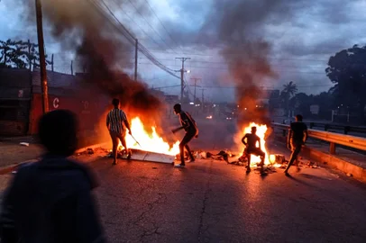 Protesters gather next to a burning barricade in Maputo on December 23, 2024. Mozambique's highest court confirmed Monday the ruling party's victory in a disputed October vote after allegations of rigging triggered weeks of deadly street clashes. Fears are high that more violence could break out in the southern African nation after the opposition threatened to call an uprising following the decision. (Photo by Amilton Neves / AFP)<!-- NICAID(15941512) -->