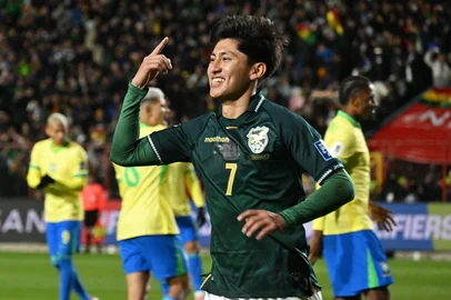 Bolivia's forward #07 Miguel Terceros celebrates scoring his team's first goal during the 2026 FIFA World Cup South American qualifiers football match between Bolivia and Brazil, at the Municipal de El Alto stadium, in El Alto, La Paz department, Bolivia on September 9, 2025. (Photo by AIZAR RALDES / AFP)Editoria: SPOLocal: El AltoIndexador: AIZAR RALDESSecao: soccerFonte: AFPFotógrafo: STF<!-- NICAID(16120785) -->