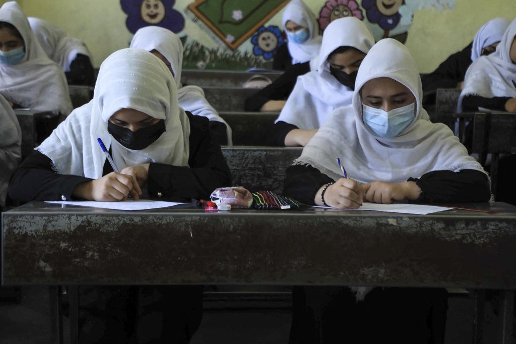Meninas retornam &agrave; escola no Afeganist&atilde;o ap&oacute;s a tomada de poder pelo Talib&atilde;  | GZH