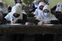 Schoolgirls attend class in Herat on August 17, 2021, following the Taliban stunning takeover of the country. (Photo by AREF KARIMI / AFP)Editoria: EDULocal: HeratIndexador: AREF KARIMISecao: schoolFonte: AFPFotógrafo: STR<!-- NICAID(14865269) -->