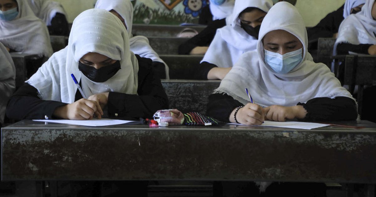 Meninas retornam à escola no Afeganistão após a tomada de poder pelo Talibã | GZH