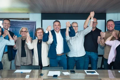 Porto Alegre, 10/04/2026. Silvana Covatti é oficializada vice na chapa de Luciano Zucco. Da esquerda para a direita, Sérgio Turra, Guilherme Pasin, Ana Amélia Lemos, Silvana Covatti, Luciano Zucco, Celso Bernardi, Joel Wilhelm (deputado), Covatti Filho e Mariana Lescano (vereadora).<!-- NICAID(16263321) -->