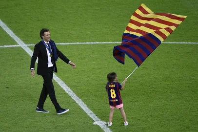 554887045Barcelona's coach Luis Enrique and his daugther Xana celebrate after the UEFA Champions League Final football match between Juventus and FC Barcelona at the Olympic Stadium in Berlin on June 6, 2015.  FC Barcelona won the match 1-3.   AFP PHOTO / ODD ANDERSEN (Photo by ODD ANDERSEN / AFP)Editoria: SPOLocal: BerlinIndexador: ODD ANDERSENSecao: soccerFonte: AFPFotógrafo: STR<!-- NICAID(16049976) -->