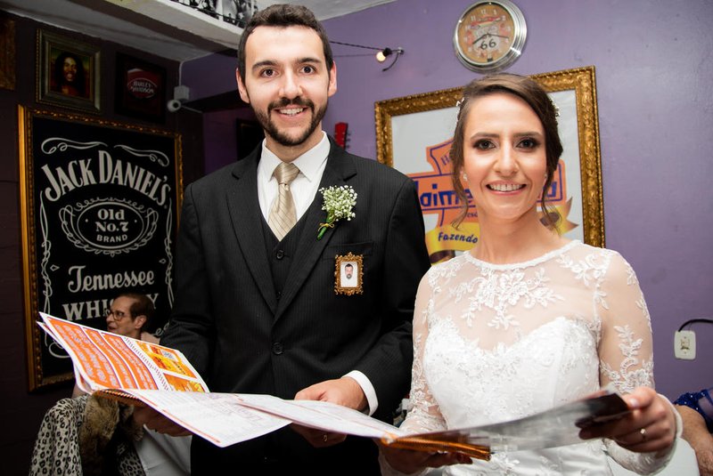 Casal realiza festa de casamento em hamburgueria de Caxias. Na foto: Carla Camassola e Lucas Fochesato Sandri<!-- NICAID(14917286) -->