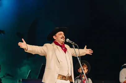 Cristiano Quevedo desembarca com a sua turnê comemorativa em Caxias do Sul nesta sexta-feira (13), na UCS Teatro, às 20h. Os ingressos ainda estão à venda, a partir de R$ 45 + taxas.<!-- NICAID(16057513) -->