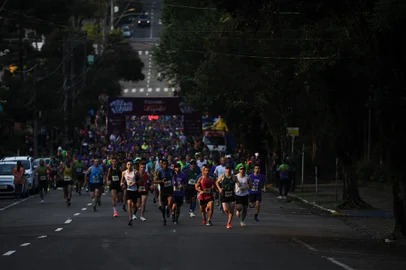 CAXIAS DO SUL, RS, BRASIL, 24/09/2023. 8° edição da Meia Maratona de Caxias do Sul, com participação de aproximadamente 1,6 mil atletas. (Bruno Todeschini/Agência RBS)Indexador: BTK<!-- NICAID(15549681) -->