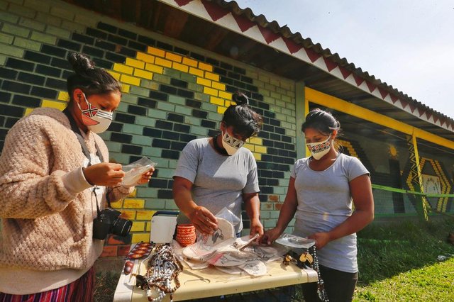 PORTO ALEGRE, RS, BRASIL, 15/04/2021- Comunidade Indígena visa arrecadar fundos com a produção de máscaras.  Foto: Lauro Alves / Agencia RBS<!-- NICAID(14758640) -->