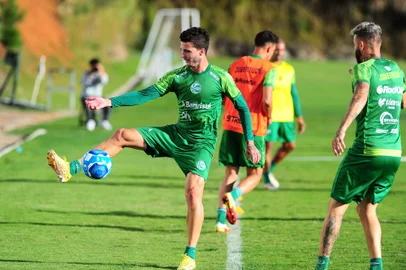 CAXIAS DO SUL, RS, BRASIL, 10/04/2023. Treino do Juventude no Centro de Formação de Atletas e Cidadãos (Cfac). O Ju se prepara para a estreia na Série B do Campeonato Brasileiro 2023. Na foto, zagueiro Danilo Boza (E). (Porthus Junior/Agência RBS)<!-- NICAID(15399162) -->