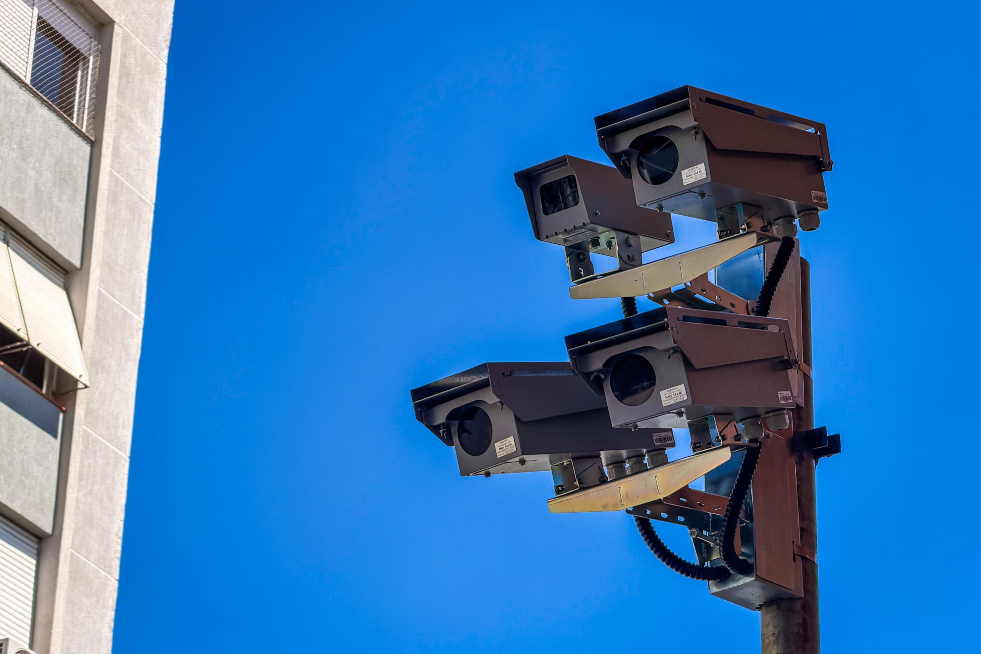 Caetanos v&atilde;o multar quem cruzar o sinal vermelho para passagem de ambul&acirc;ncia? Saiba o que diz a EPTC