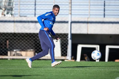 RS - FUTEBOL/TREINO GREMIO - ESPORTES - Jogadores do Gremio realizam treino durante a tarde desta sexta-feira, na preparação para o Campeonato Brasileiro 2021. FOTO: LUCAS UEBEL/GREMIO FBPANa foto: Guilherme Guedes, lateral do Grêmio