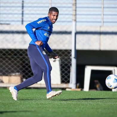 RS - FUTEBOL/TREINO GREMIO - ESPORTES - Jogadores do Gremio realizam treino durante a tarde desta sexta-feira, na preparação para o Campeonato Brasileiro 2021. FOTO: LUCAS UEBEL/GREMIO FBPANa foto: Guilherme Guedes, lateral do Grêmio
