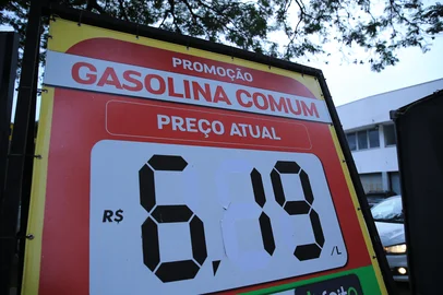 PORTO ALEGRE, RS, BRASIL, 31/01/2025- Preço de Gasolina. Postos de Gasolina na R. Santo Antônio com a  Av. Farrapos. Foto: Ronaldo Bernardi / Agencia RBS<!-- NICAID(15965734) -->