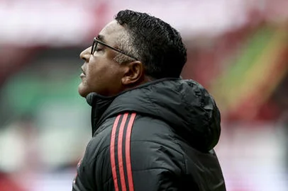 PORTO ALEGRE, RS, BRASIL, 12-07-2025: Internacional x Vitória. Em partida válida pela 13ª rodada do Campeonato Brasileiro, o Internacional recebe no Beira Rio a equipe do Vitória. O time do técnico Roger Machado tentar sair da zona de rebaixamento após parada devido ao Mundial de Clubes. Técnico, Roger Machado. Foto: André Ávila/Agência RBSIndexador: Andre Avila<!-- NICAID(16079249) -->