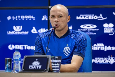 Técnico do CSA fala sobre confronto com o Grêmio: "Temos de chegar vivos na partida de volta"<!-- NICAID(16027313) -->