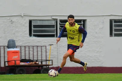 CAXIAS DO SUL, RS, BRASIL, 16/07/2025. Caxias realiza treinamento no Estádio Centenário na preparação para enfrentar o Náutico pela 13ª rodada da Série C do Campeonato Brasileiro.  Na foto, atacante Jhonatan Ribeiro. (Porthus Junior/Agência RBS)Indexador: BTK<!-- NICAID(16081856) -->