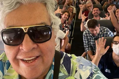 Sidney Magal canta Sandra Rosa Madalena em avião <!-- NICAID(15612308) -->