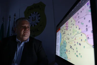 Porto Alegre, RS, Brasil — A Polícia Civil apresenta o novo sistema de monitoramento e aproximação com escolas, voltado ao atendimento rápido de casos de violência no ambiente escolar. A iniciativa busca reforçar a segurança, agilizar respostas e estreitar a comunicação entre instituições de ensino e forças policiais. Na imagem Delegado André Mocciaro, diretor da Divisão Estadual da Criança e do Adolescente.Indexador: jeff botega<!-- NICAID(16271408) -->