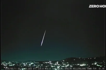 O observatório Heller & Jung registrou a passagem de um meteoro sobre o céu no Rio Grande do Sul no domingo (11) de Dia das Mães (veja o vídeo acima). Ele foi visto a partir de Santa Maria, na Região Central.