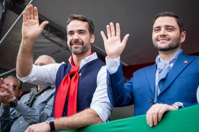 Eduardo Leite e vice Gabriel Souza participam de parada farroupilha, em Porto  AlegreFoto: Mauricio Tonetto/Secom/DivulgaçãoIndexador: TONETTO<!-- NICAID(16129622) -->