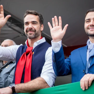 Eduardo Leite e vice Gabriel Souza participam de parada farroupilha, em Porto  AlegreFoto: Mauricio Tonetto/Secom/DivulgaçãoIndexador: TONETTO<!-- NICAID(16129622) -->