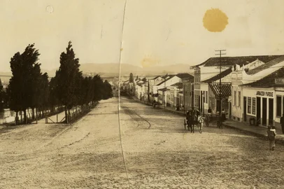 Avenidas João Pessoa, em Porto Alegre, na década de 1900. <!-- NICAID(15998512) -->