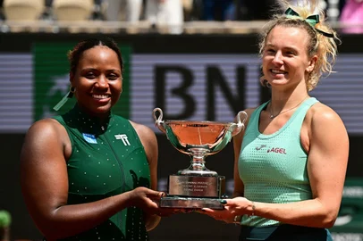 JULIEN DE ROSA / AFP Taylor Townsend, Katerina Siniaková, tênis