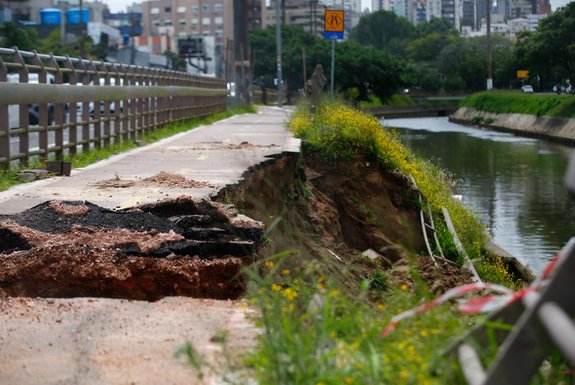Três meses de interdição da ciclovia da Av. Ipiranga. Trechos interditados da ciclovia da Av. Ipiranga, pessoas andando de bicicleta na calçada e, na melhor das hipóteses, "disputando espaço" com pedestres. Fotos: Jonathan Heckler/Agencia RBS<!-- NICAID(15616901) -->