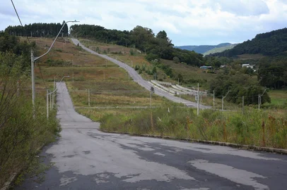 CAXIAS DO SUL, RS, BRASIl, 17/04/2026. Prefeitura tenta reverter decisão do governo federal que descartou construção de novo empreendimento do Minha Casa Minha Vida em Caxias do Sul. Na foto, os terrenos do loteamento Morada do Valle, no bairro Nossa Senhora das Graças, zona sul da cidade, que eram cotados para o projeto. (Ariéli Ziegler/Agência RBS)Indexador: Arieli Ziegler<!-- NICAID(16267976) -->