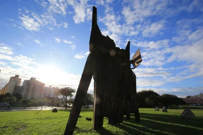 PORTO ALEGRE, RS, BARSIL. 2023,07,08.Tempo com Sol entre nuvens , depois de ameaça de ciclone.(RONALDO BERNARDI/AGENCIA RBS).<!-- NICAID(15477425) -->