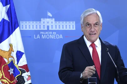 Handout picture released by the Chilean Presidency showing Chilean President Sebastian Pinera speaking to the nation in Santiago, on October 22, 2019, on a fifth straight day of protests against a now suspended hike in metro ticket prices. - Pinera announced a package of social measures on Tuesday in a bid to bring an end to five days of violent protests that left 15 dead. Pinera vowed to increase the universal basic pension by 20 percent, freeze tariffs on electricity and propose a law that would see the state cover the costs of expensive medical treatment. (Photo by HO / Chilean Presidency / AFP) / RESTRICTED TO EDITORIAL USE - MANDATORY CREDIT "AFP PHOTO / CHILE'S PRESIDENCY / HO" - NO MARKETING - NO ADVERTISING CAMPAIGNS - DISTRIBUTED AS A SERVICE TO CLIENTS