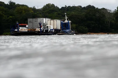 Triunfo, RS, Brasil, 18/01/2023 - Travessia de balsa pelo rio Jacuí entre os municípios de Triunfo e São Jerônimo é opção para encurtar trajeto, enquanto não há ponte na região. - Foto: Jonathan Heckler/Agência RBS<!-- NICAID(15324623) -->