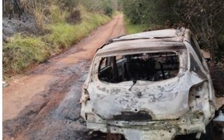 Corpo foi encontrado carbonizado no interior de carro que também foi queimado<!-- NICAID(16104892) -->