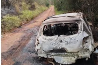 Corpo foi encontrado carbonizado no interior de carro que também foi queimado<!-- NICAID(16104892) -->