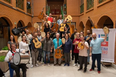 Com atividades previstas até 08 de outubro, a Oficina de Choro da Serra Gaúcha está em andamento no Sesc Caxias do Sul. A iniciativa, que visa à formação e difusão do choro, um dos gêneros mais representativos da música brasileira, oferece oficinas gratuitas com foco em técnica, repertório e prática de conjunto.A oficina disponibilizou 180 vagas distribuídas em sete módulos: Iniciação ao Choro, Composição, Harmonia, Instrumentos de Solo, Instrumentos de Base, Percussão e Prática de Conjunto. A equipe docente é composta pelos músicos João Seben, Zeca Duarte e Eduardo Arruda, com coordenação geral de João Seben e produção cultural de Karine Silva e Uyara Camargo.<!-- NICAID(16048945) -->
