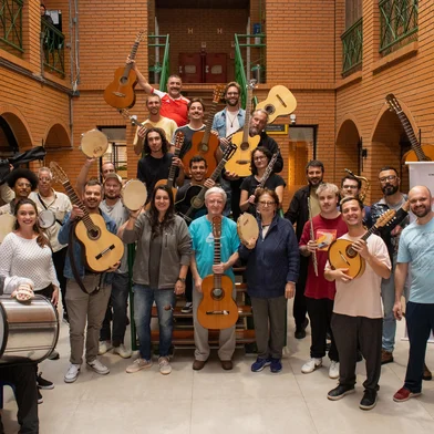 Com atividades previstas até 08 de outubro, a Oficina de Choro da Serra Gaúcha está em andamento no Sesc Caxias do Sul. A iniciativa, que visa à formação e difusão do choro, um dos gêneros mais representativos da música brasileira, oferece oficinas gratuitas com foco em técnica, repertório e prática de conjunto.A oficina disponibilizou 180 vagas distribuídas em sete módulos: Iniciação ao Choro, Composição, Harmonia, Instrumentos de Solo, Instrumentos de Base, Percussão e Prática de Conjunto. A equipe docente é composta pelos músicos João Seben, Zeca Duarte e Eduardo Arruda, com coordenação geral de João Seben e produção cultural de Karine Silva e Uyara Camargo.<!-- NICAID(16048945) -->