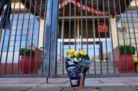 ESTAÇÃO, RS, BRASIL, 09-07-2025: Professores chegam à Escola Municipal Maria Nascimento Giacomazzi 24 horas após o ataque a faca que deixou uma criança morta e outras três pessoas feridas, na manhã de terça-feira (8), no centro da cidade. O crime chocou o município de cerca de 6 mil habitantes, no norte do Rio Grande do Sul.  Foto: Jefferson Botega/Agência RBSIndexador: jeff botega<!-- NICAID(16076409) -->