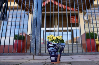 ESTAÇÃO, RS, BRASIL, 09-07-2025: Professores chegam à Escola Municipal Maria Nascimento Giacomazzi 24 horas após o ataque a faca que deixou uma criança morta e outras três pessoas feridas, na manhã de terça-feira (8), no centro da cidade. O crime chocou o município de cerca de 6 mil habitantes, no norte do Rio Grande do Sul.  Foto: Jefferson Botega/Agência RBSIndexador: jeff botega<!-- NICAID(16076409) -->