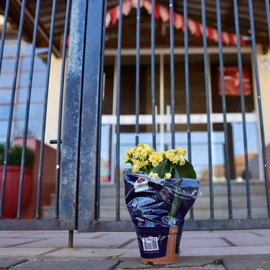ESTAÇÃO, RS, BRASIL, 09-07-2025: Professores chegam à Escola Municipal Maria Nascimento Giacomazzi 24 horas após o ataque a faca que deixou uma criança morta e outras três pessoas feridas, na manhã de terça-feira (8), no centro da cidade. O crime chocou o município de cerca de 6 mil habitantes, no norte do Rio Grande do Sul.  Foto: Jefferson Botega/Agência RBSIndexador: jeff botega<!-- NICAID(16076409) -->