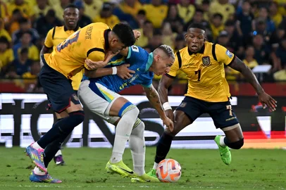 Brazil's forward #09 Richarlison (C) fights for the ball with Ecuador's defender #03 Piero Hincapie (L) and defender #07 Pervis Estupinan during the 2026 FIFA World Cup South American qualifiers football match between Ecuador and Brazil at the Monumental Banco Pichincha stadium in Guayaquil, province of Guayas, Ecuador on June 5, 2025. (Photo by MARCOS PIN / AFP)Editoria: SPOLocal: GuayaquilIndexador: MARCOS PINSecao: soccerFonte: AFPFotógrafo: STR<!-- NICAID(16053568) -->