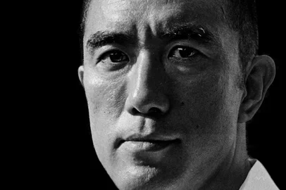 Yukio Mishima, novelista e dramaturgo, pseudônimo de Kimitake Hiraoka, nasceu em Tóquio em 1925 e suicidou-se de forma mediática, a 25 de novembro de 1970, manifestando assim a sua discordância perante o abandono das tradições japonesas e a aceitação acrítica de modelos consumistas ocidentais.Mishima é um dos mais conhecidos escritores japoneses, várias vezes apontado como candidato ao Prémio Nobel da Literatura, e autor de obras inesquecíveis como Confissões de Uma Máscara (1948), O Templo Dourado (1956) ou O Marinheiro Que Perdeu as Graças do Mar (1963).Autor é tema do Órbita Literária, desta segunda-feira, dia 29 de maio, na Livraria e Café Do Arco da Velha.O Painelista é Tiago Meira.<!-- NICAID(15437945) -->