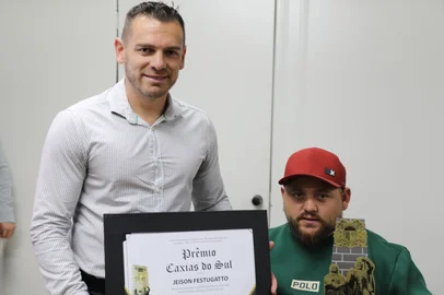 A Câmara de Vereadores de Caxias revogou o Prêmio Caxias concedido ao empresário Jeison Festugato na noite de quinta-feira (8). O motivo é que o empresário cumpre pena de 21 anos de prisão, atualmente em regime domiciliar.<!-- NICAID(16033953) -->