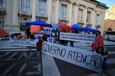 PORTO ALEGRE, RS, BRASIL, 08/08/2023- Mulheres de apenados, montam acampameto e fazem protesto em frente ao Palácio Piratini. Foto: Ronaldo Bernardi / Agencia RBS<!-- NICAID(15503985) -->