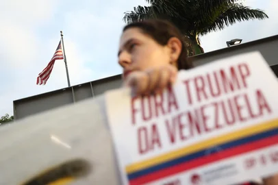 PORTO ALEGRE, RS, BRASIL, 12-01-2026:  Manifestantes fazem protesto em frente ao Consulado dos EUA em Porto Alegre. Foto: Bruno TodeschiniAgência RBS<!-- NICAID(16202891) -->